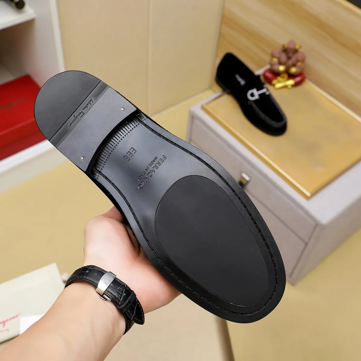 Men's shoes 💰460 🔥 Ferragamo new men's casual slip-on shoes 🇨🇳 Official website original 1:1 mold, original quality 💯 fine workmanship, high-end luxury ☘ The upper is made of imported Italian first-layer cowhide 🌴 Luxurious water dyeing 🐂 Leather lining 🍓 Rubber wear-resistant and non-slip outsole, breathable and comfortable to wear 🍍 The first choice for high-taste men, color optional! Code number 38-44 (45.46. Customized)